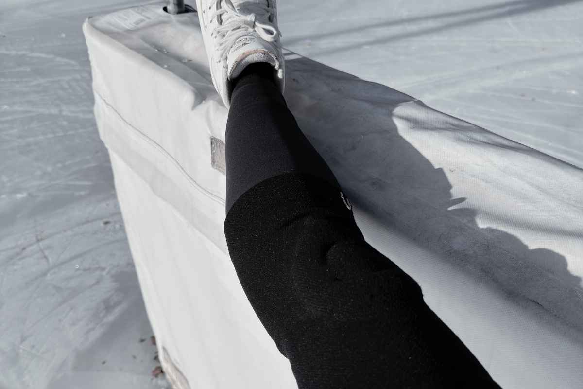 Knee protection for figure skaters