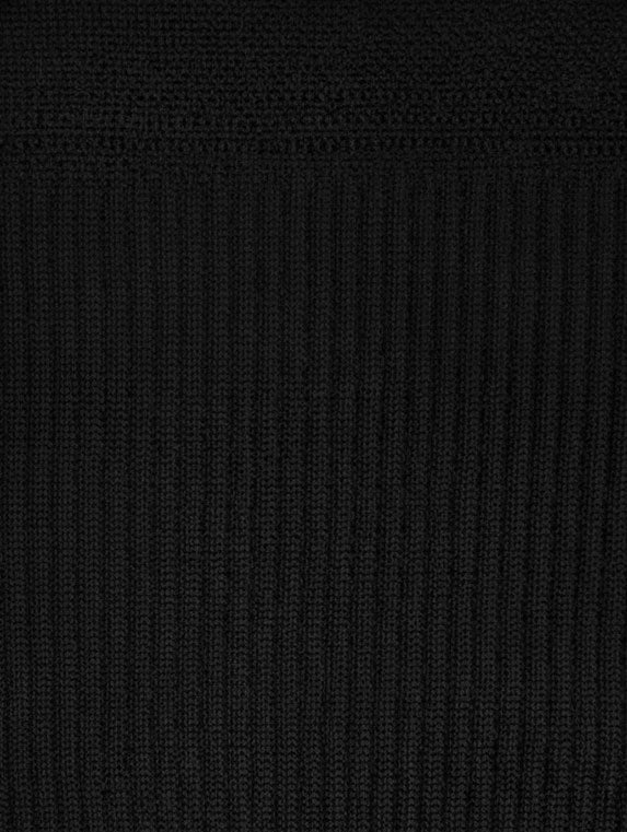 close up of the nylon and spandex material of the edge athletica knee guards