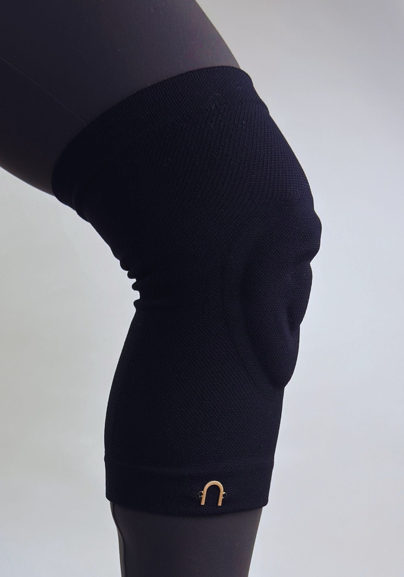 Figure skating knee guards black for the ice and slides